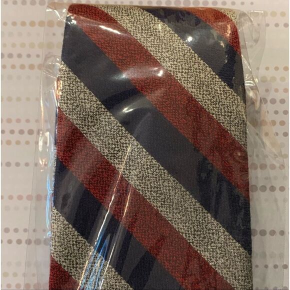 Knottery New York Diagonal Triple Stripe Tie - Picture 4 of 9